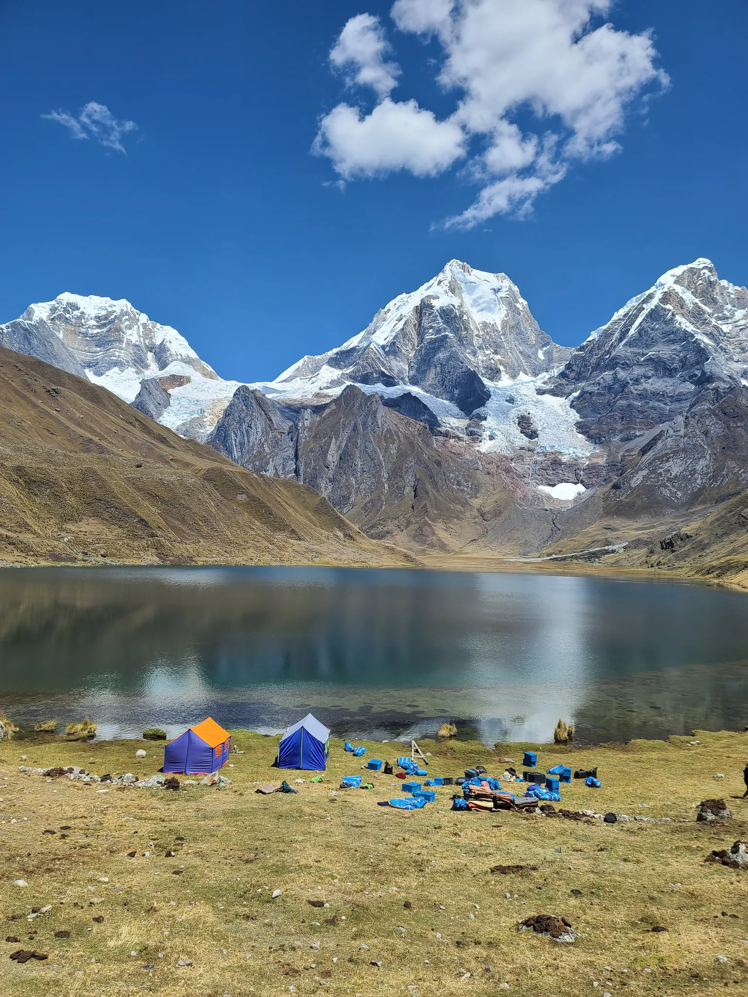 Foto del campamento turistico en la laguna
