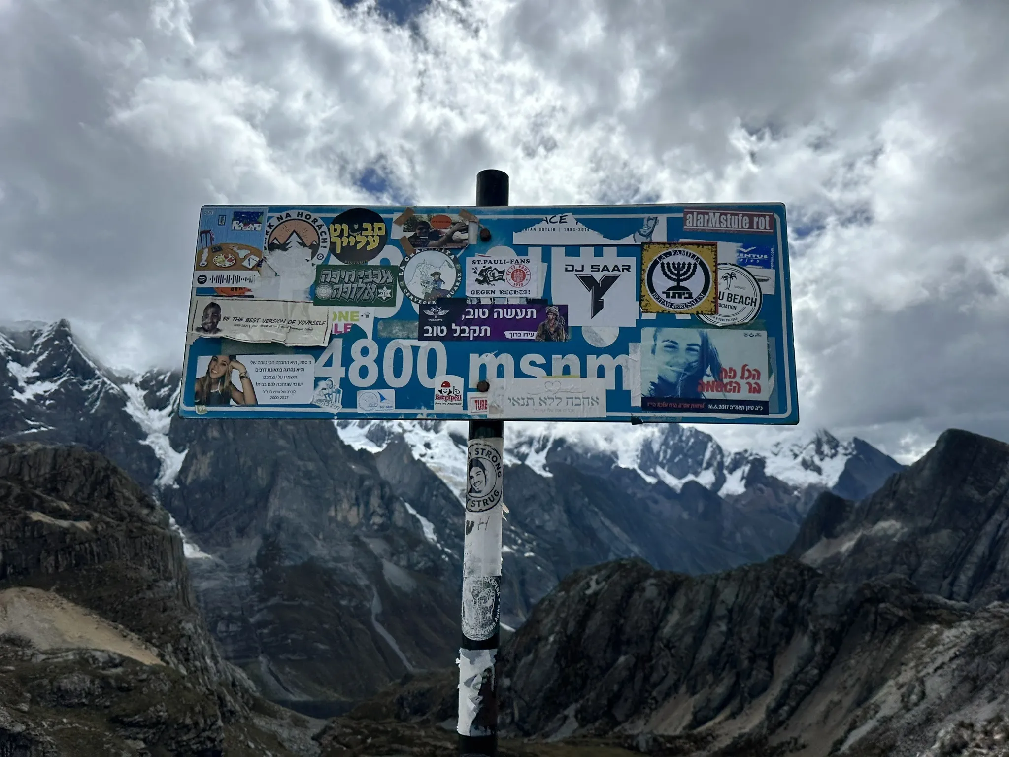 Foto del letrero que indica la medida sobre el nivel del mar